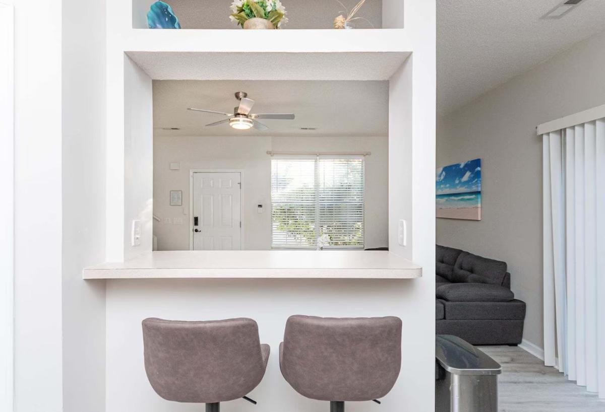 Vibes - 3 Bedrooms In Prime Location Near With Private Yard!
