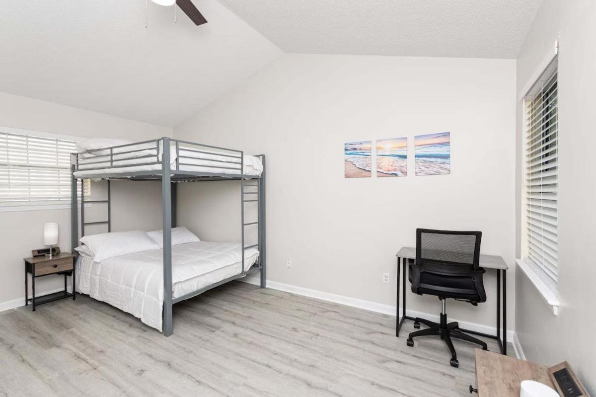 Vibes - 3 Bedrooms In Prime Location Near With Private Yard! Holiday home