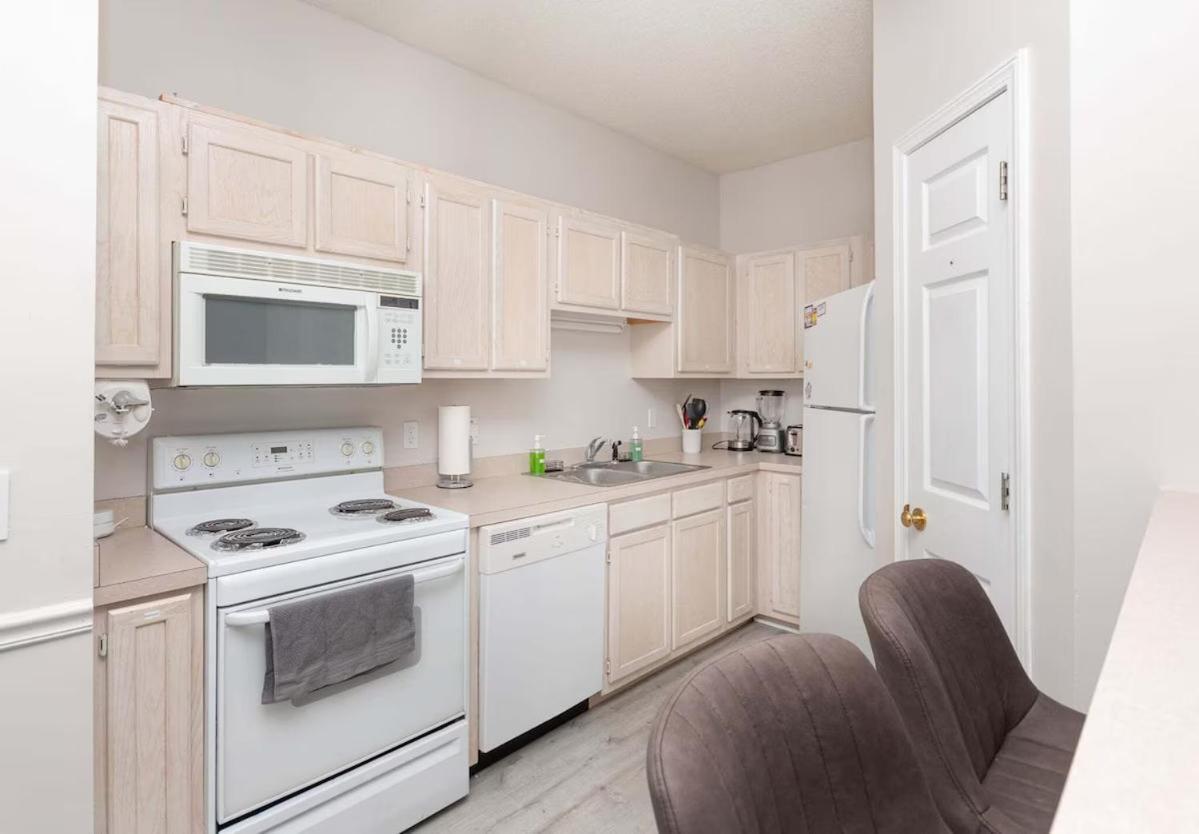 Holiday home Vibes - 3 Bedrooms In Prime Location Near With Private Yard! *