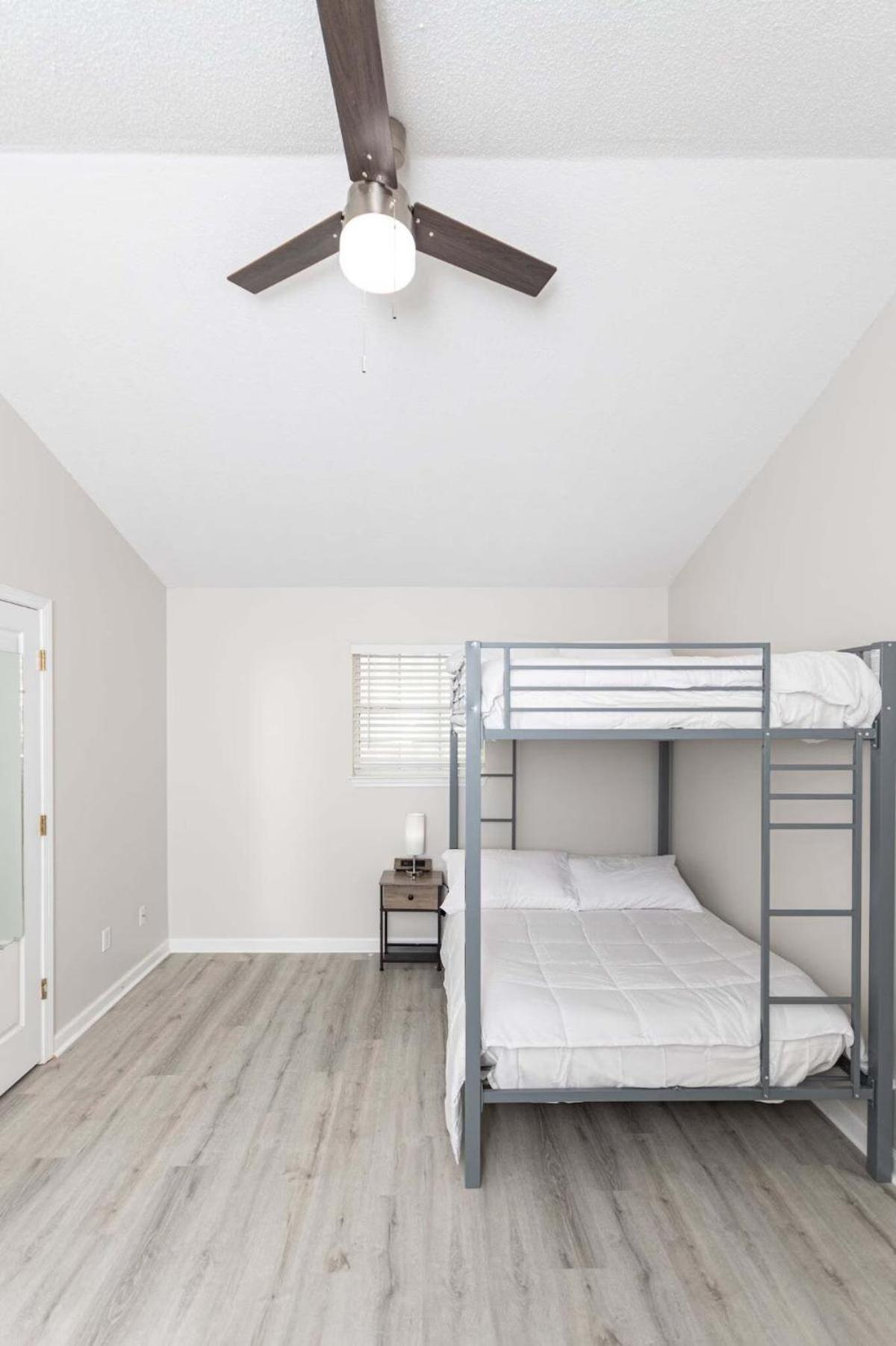 Vibes - 3 Bedrooms In Prime Location Near With Private Yard! Holiday home Myrtle Beach