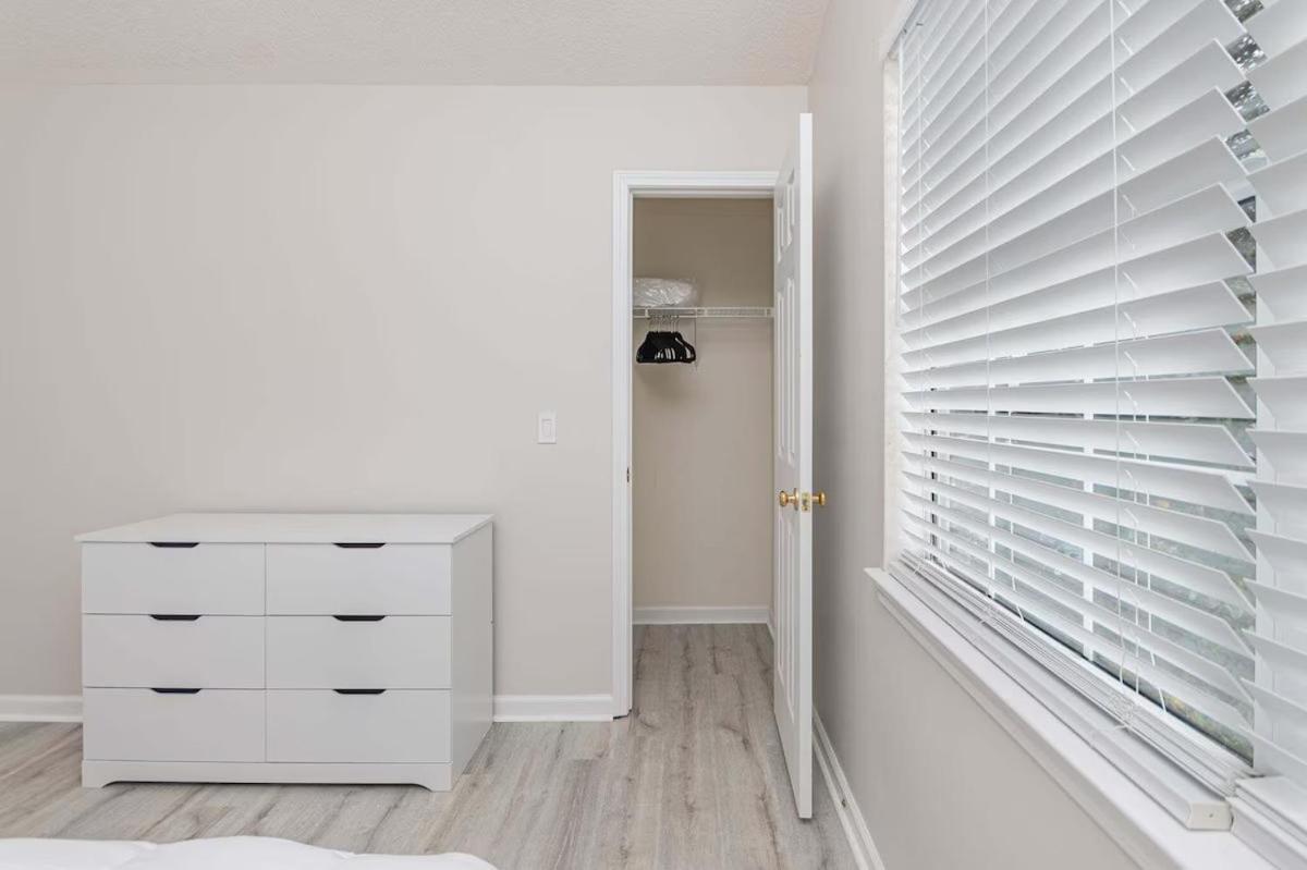 Vibes - 3 Bedrooms In Prime Location Near With Private Yard! *