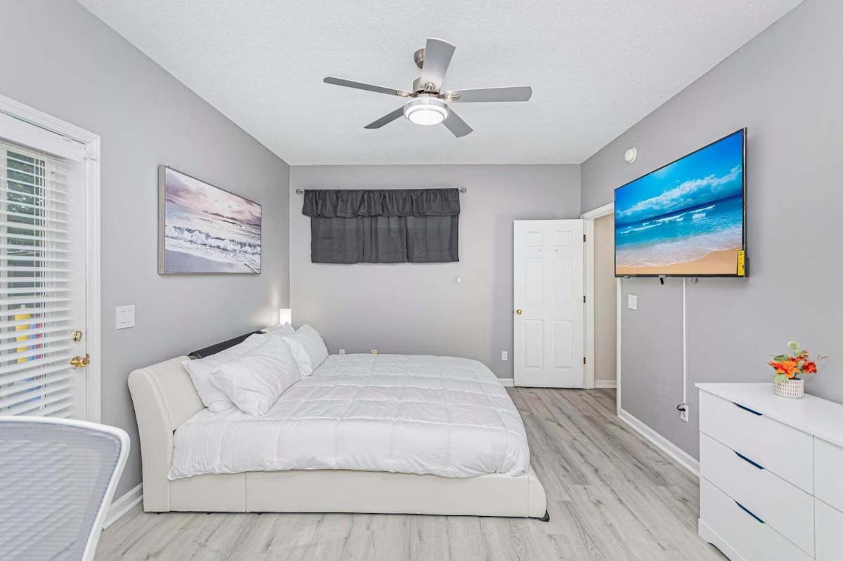Vibes - 3 Bedrooms In Prime Location Near With Private Yard!