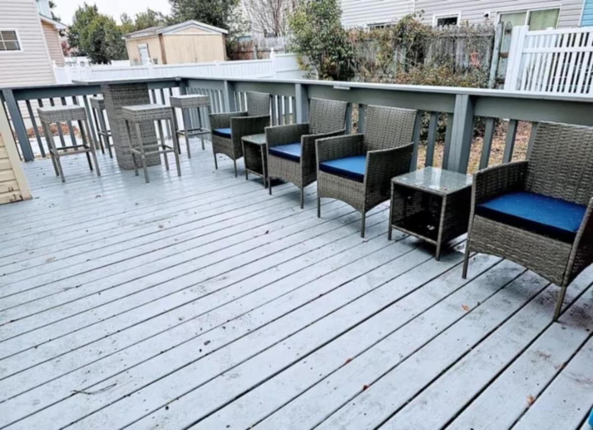 Vibes - 3 Bedrooms In Prime Location Near With Private Yard!