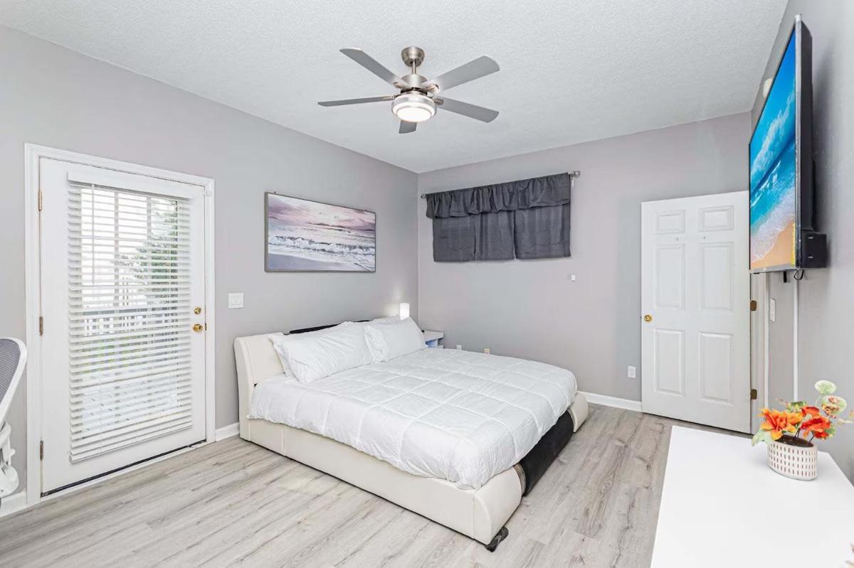 Holiday home Vibes - 3 Bedrooms In Prime Location Near With Private Yard!