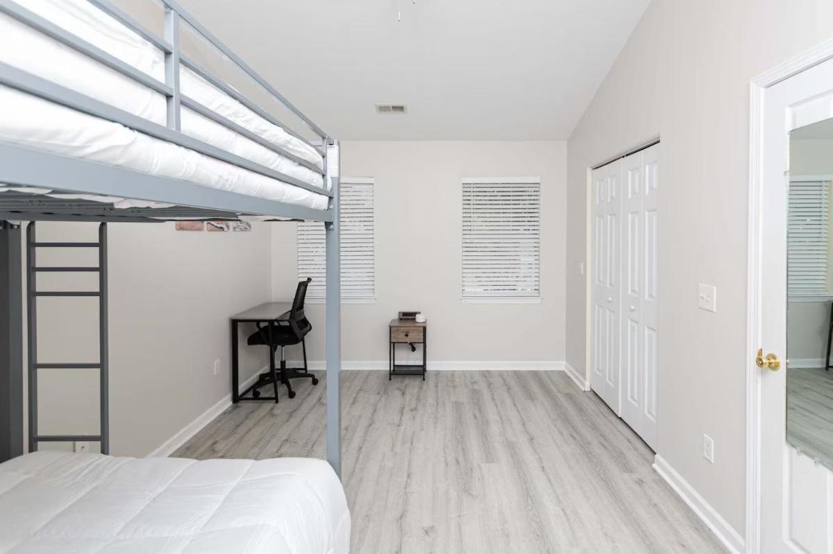 Vibes - 3 Bedrooms In Prime Location Near With Private Yard! Holiday home *