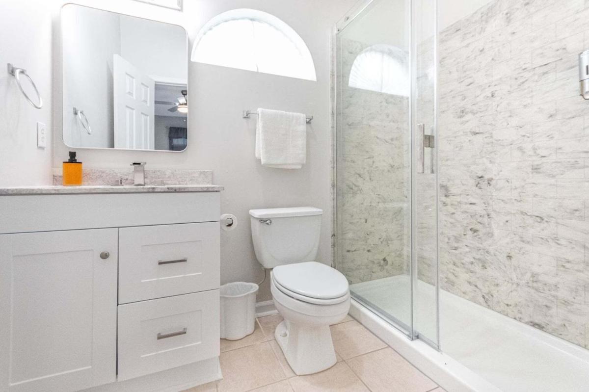 Holiday home Vibes - 3 Bedrooms In Prime Location Near With Private Yard! *