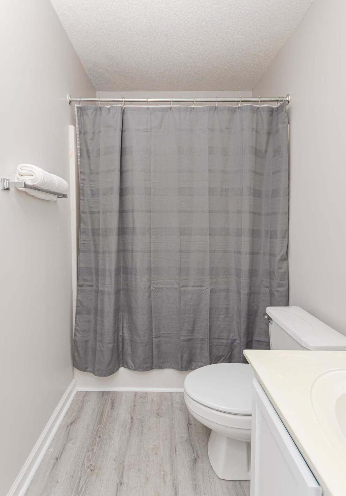 Vibes - 3 Bedrooms In Prime Location Near With Private Yard! *