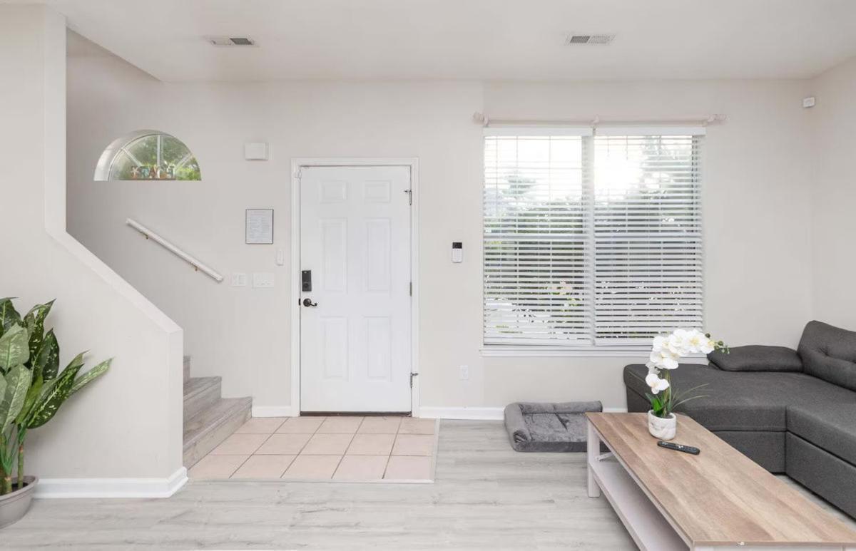 Vibes - 3 Bedrooms In Prime Location Near With Private Yard! Holiday home