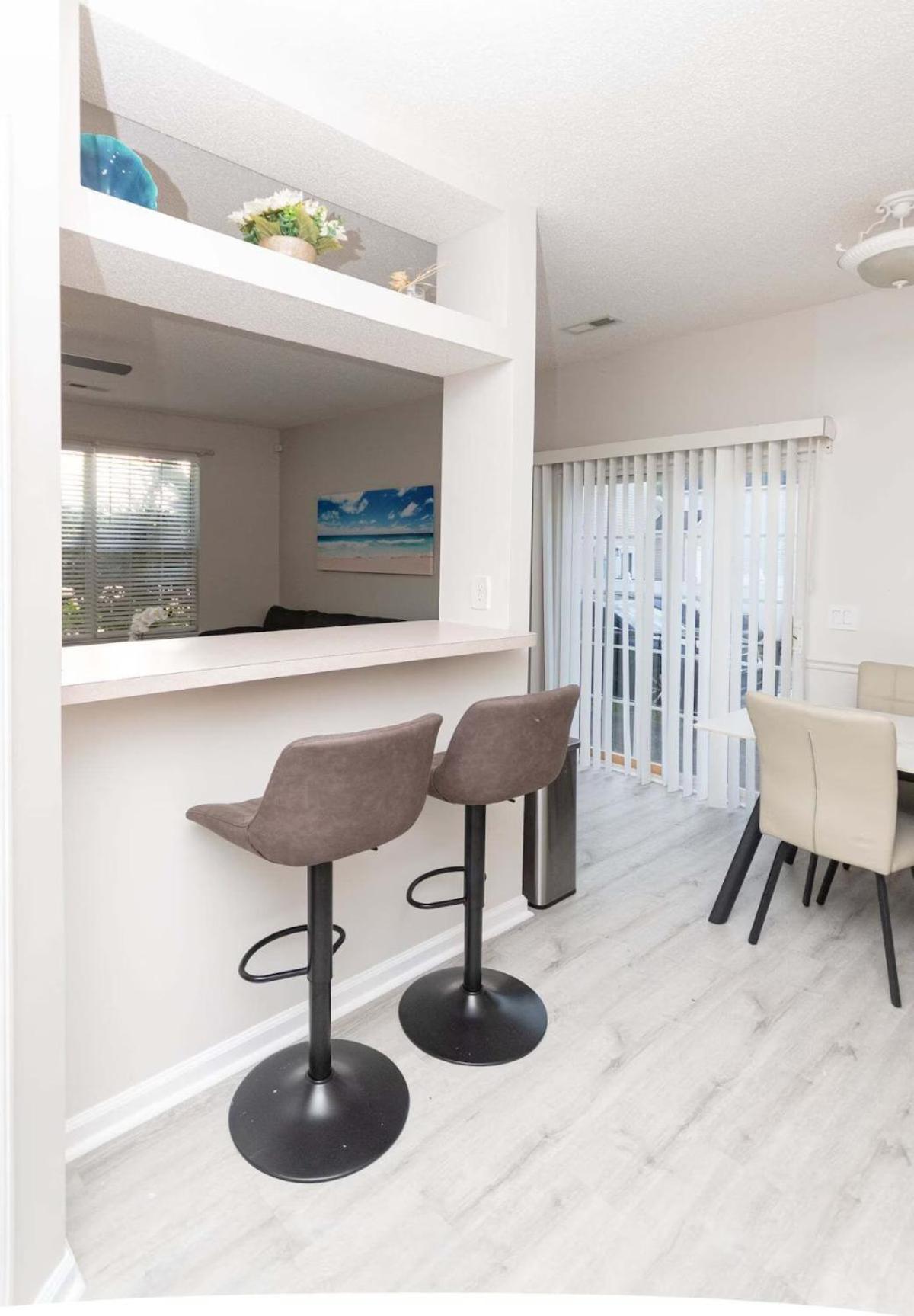 Holiday home Vibes - 3 Bedrooms In Prime Location Near With Private Yard!