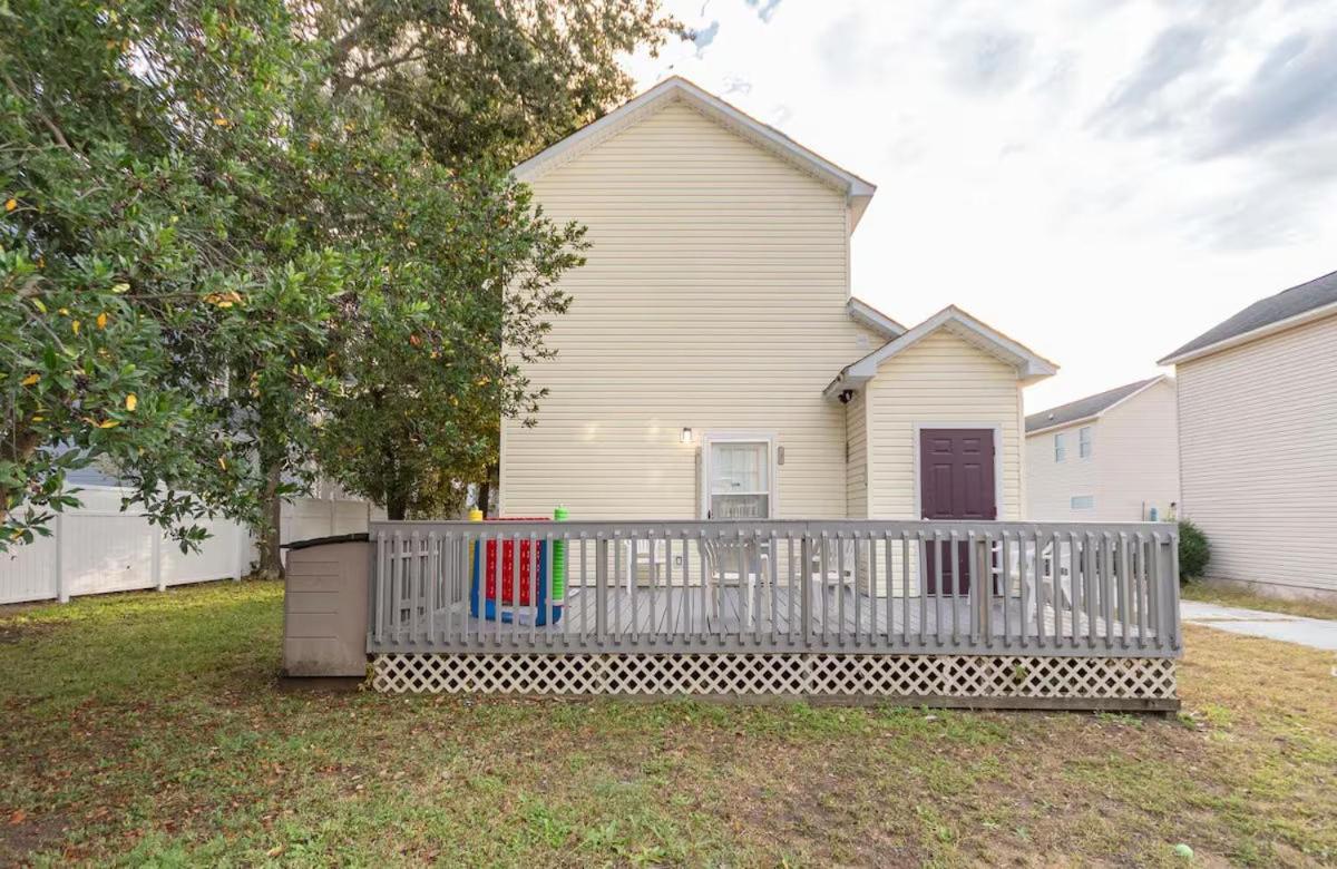Vibes - 3 Bedrooms In Prime Location Near With Private Yard! Holiday home