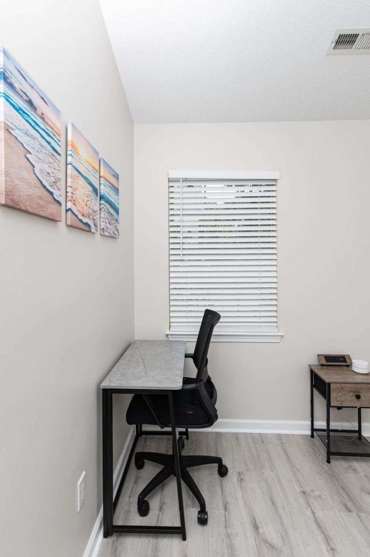 Holiday home Vibes - 3 Bedrooms In Prime Location Near With Private Yard!