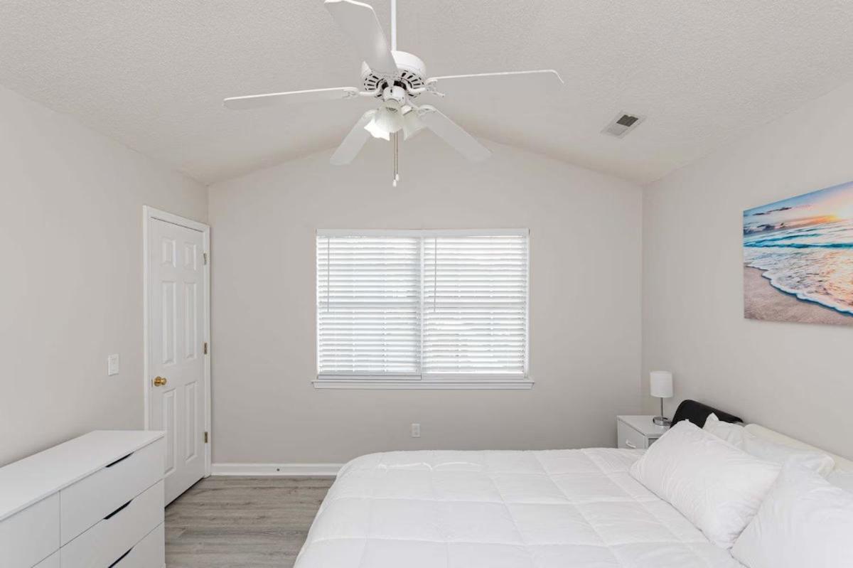 Vibes - 3 Bedrooms In Prime Location Near With Private Yard! Holiday home *