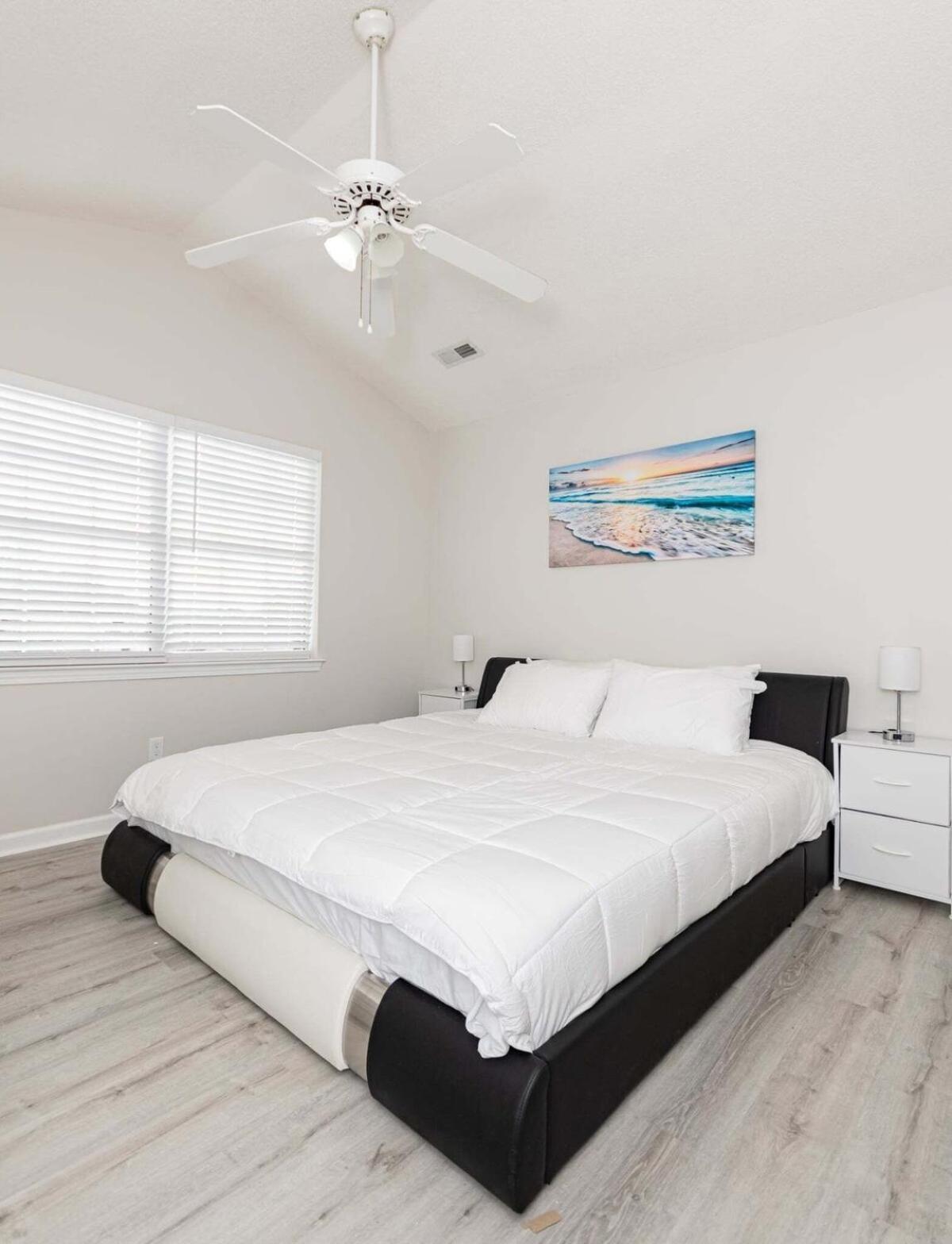 Vibes - 3 Bedrooms In Prime Location Near With Private Yard! Holiday home *