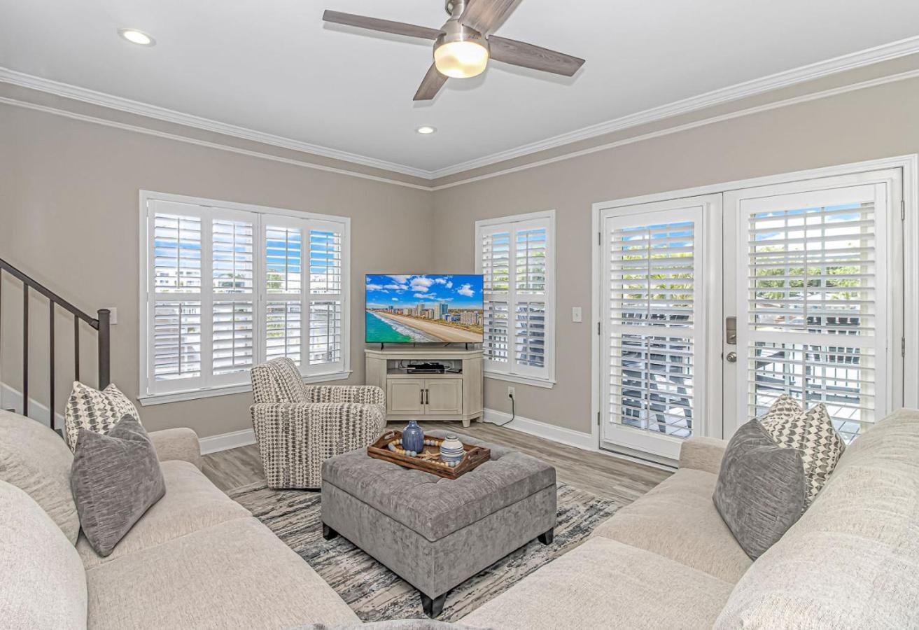 Ocean Lakes, Luxury Water Front Holiday home