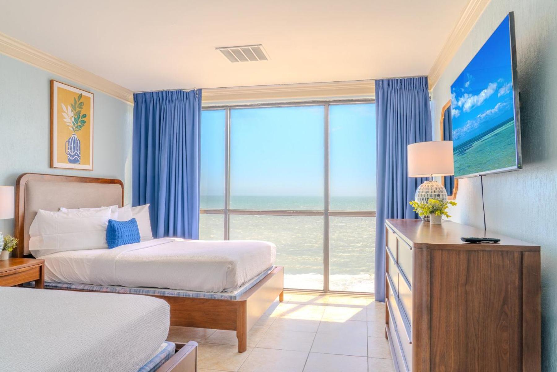 Oceanfront 2 Bedroom Penthouse! Dunes 1232 Holiday home