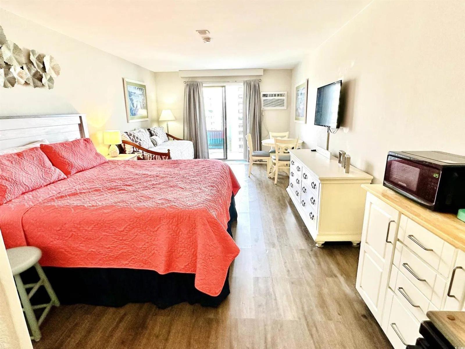 Updated Oceanview King Studio! Sleeps 4! Sea Mist 51104 Myrtle Beach