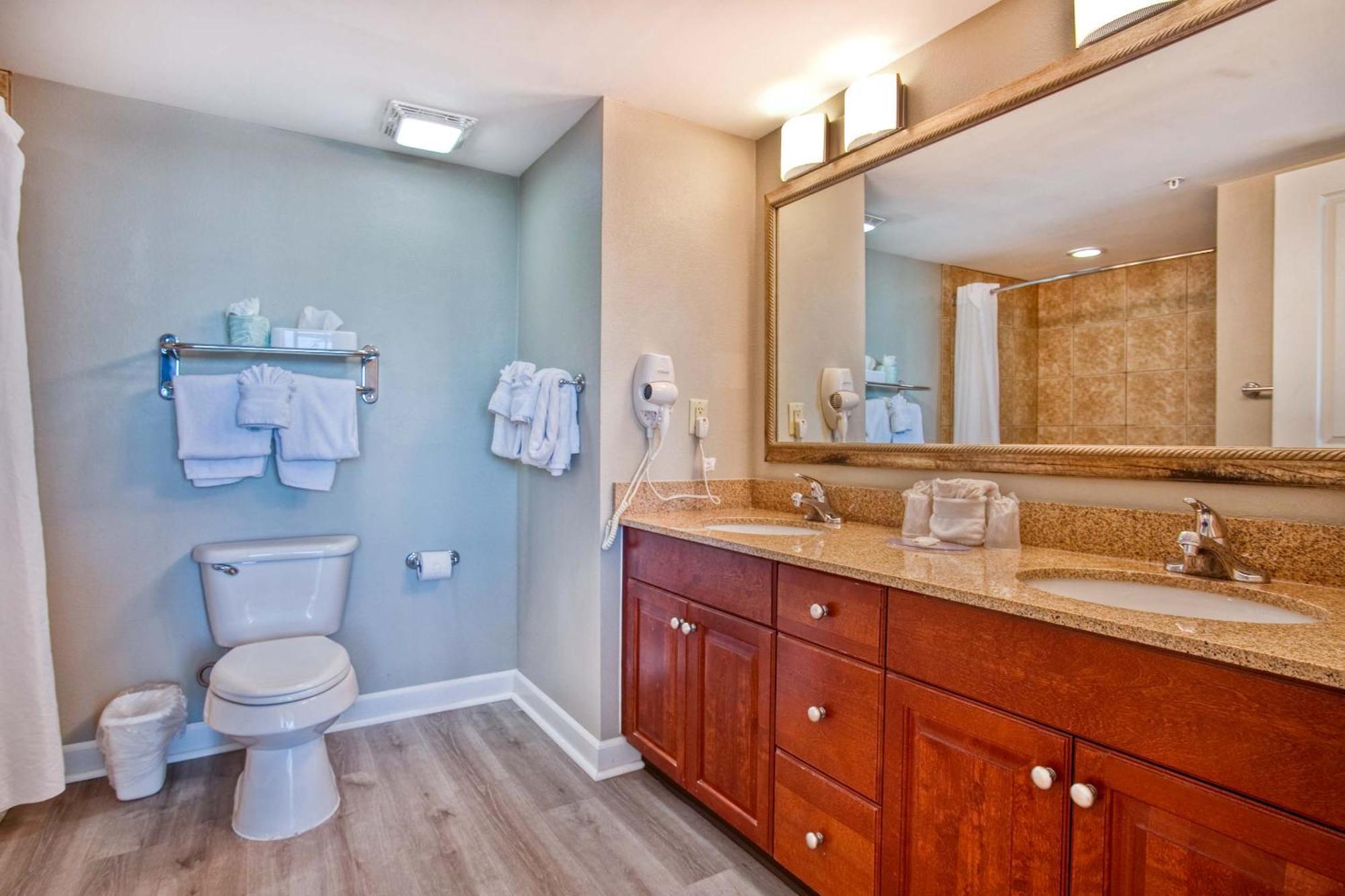 2br Beachfront With Dunes Village Views *