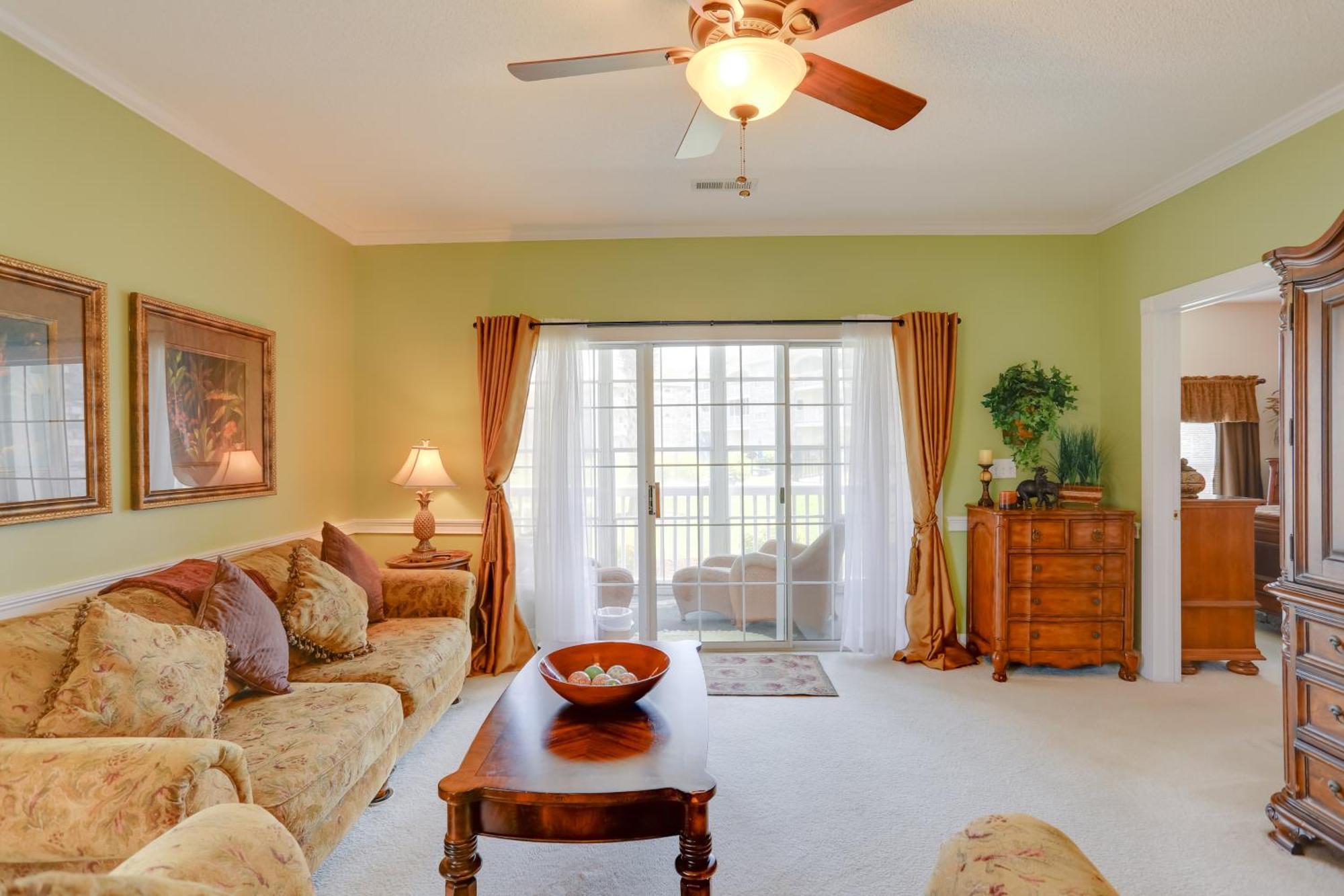 Apartment Myrtle With Community Pool Views!