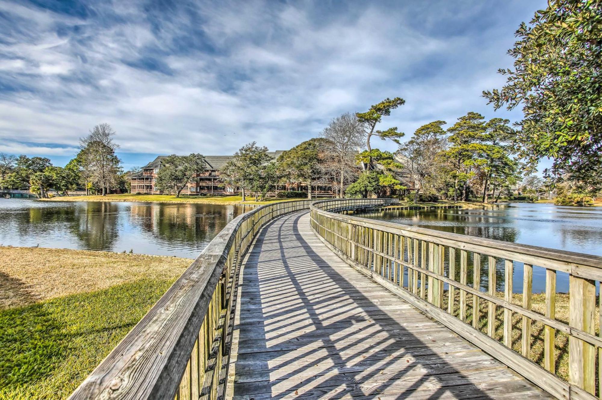 Beautiful Lakefront Short Walk To Beach! *
