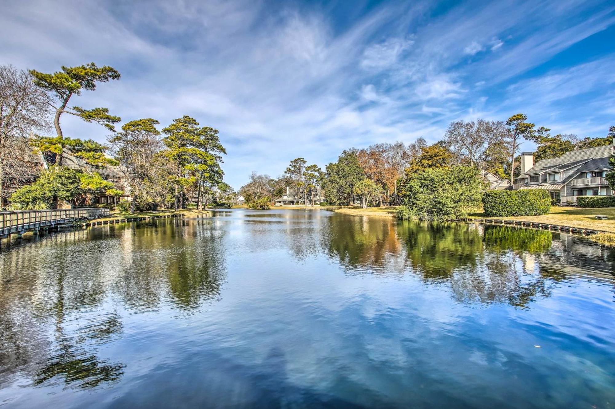 Beautiful Lakefront Short Walk To Beach! *