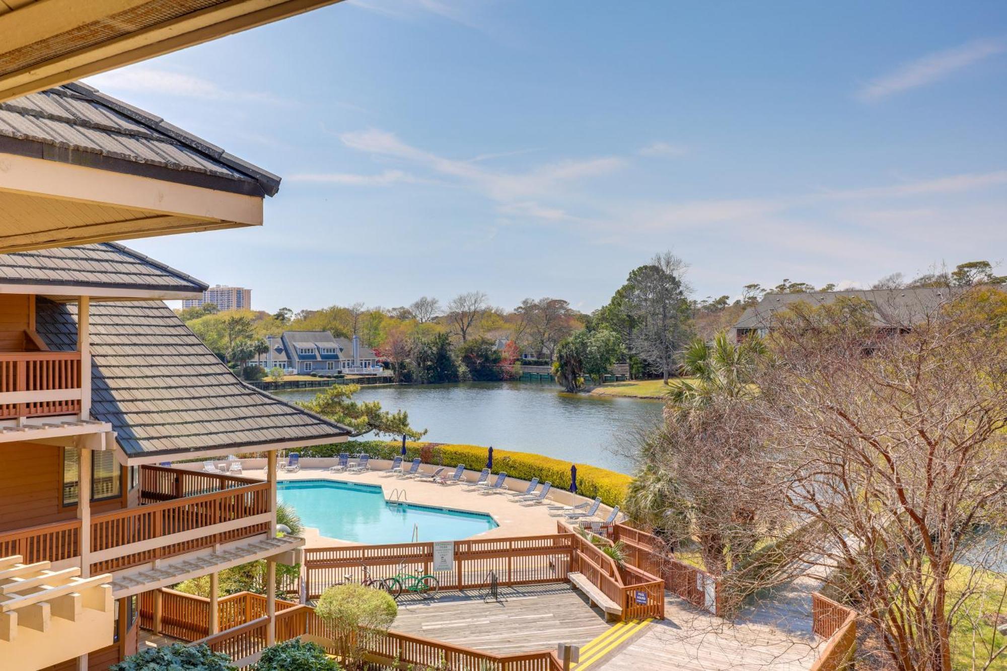 Beautiful Lakefront Short Walk To Beach! *