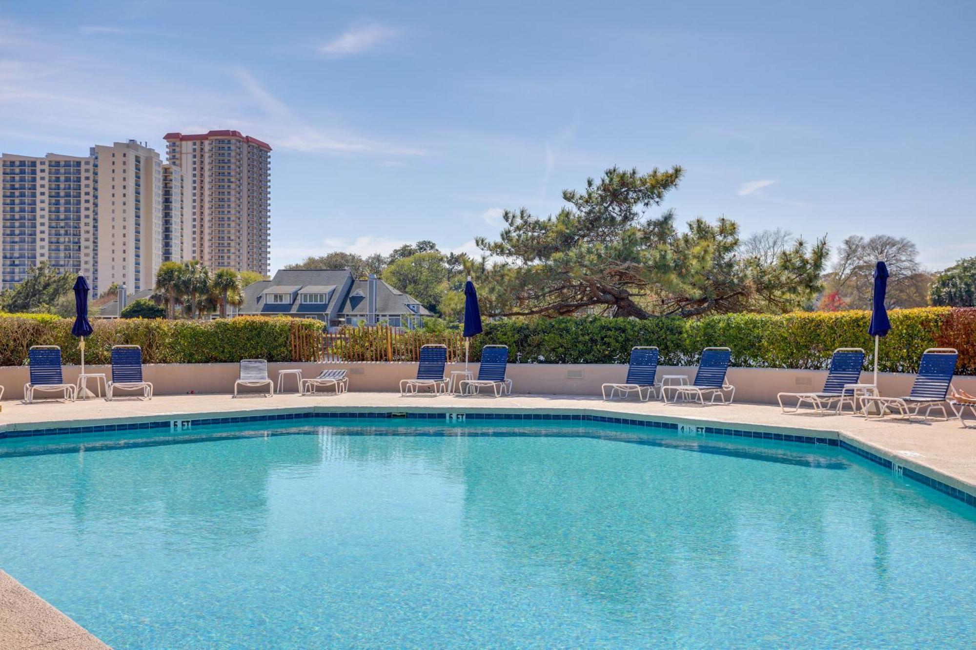 Apartment Beautiful Lakefront Short Walk To Beach!