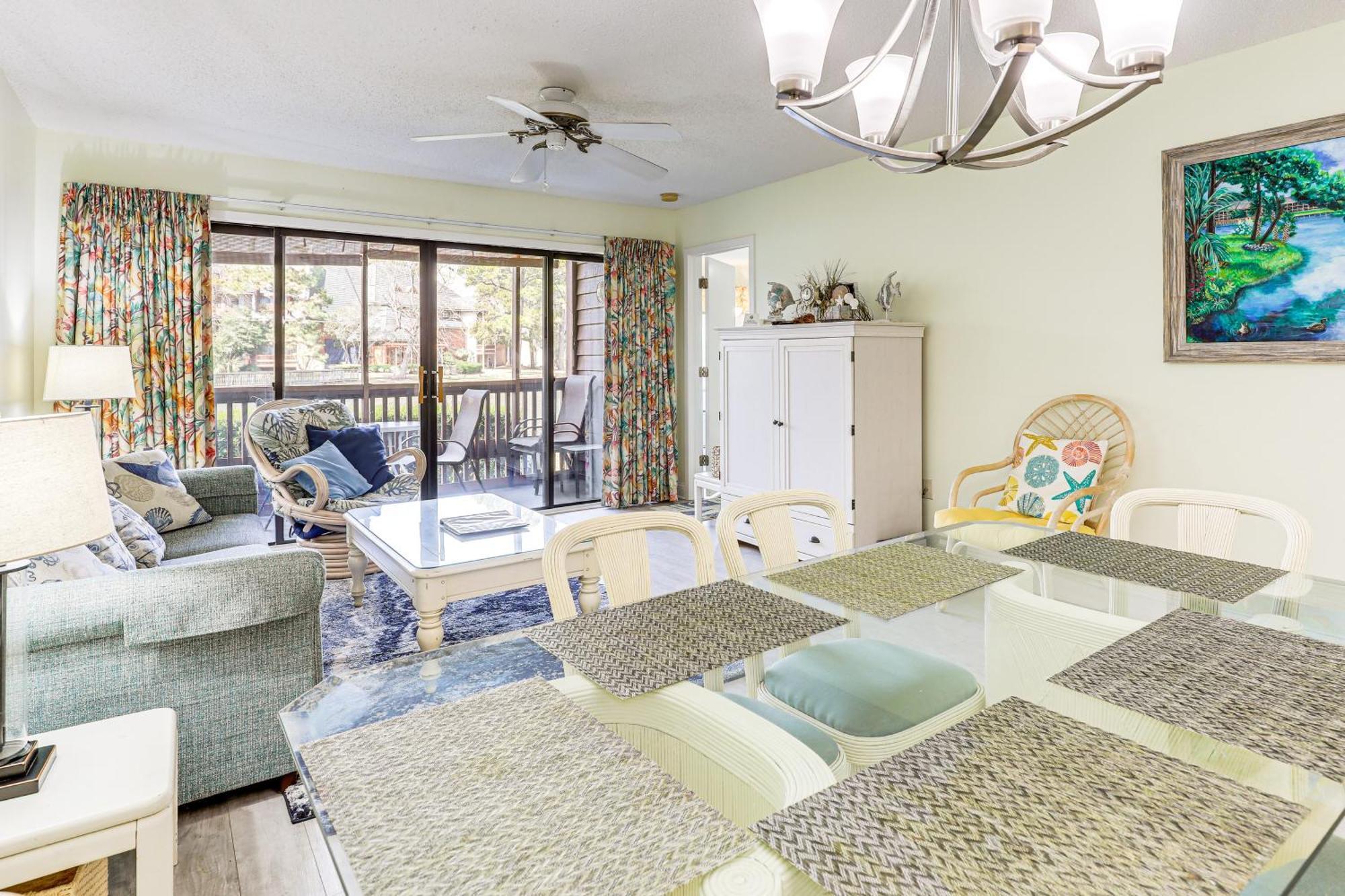 Beautiful Lakefront Short Walk To Beach! *