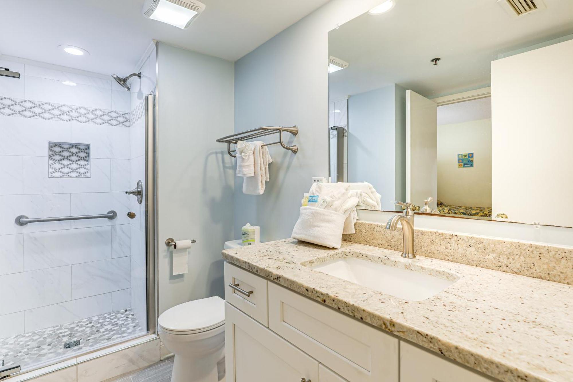 Apartment Beautiful Lakefront Short Walk To Beach! *