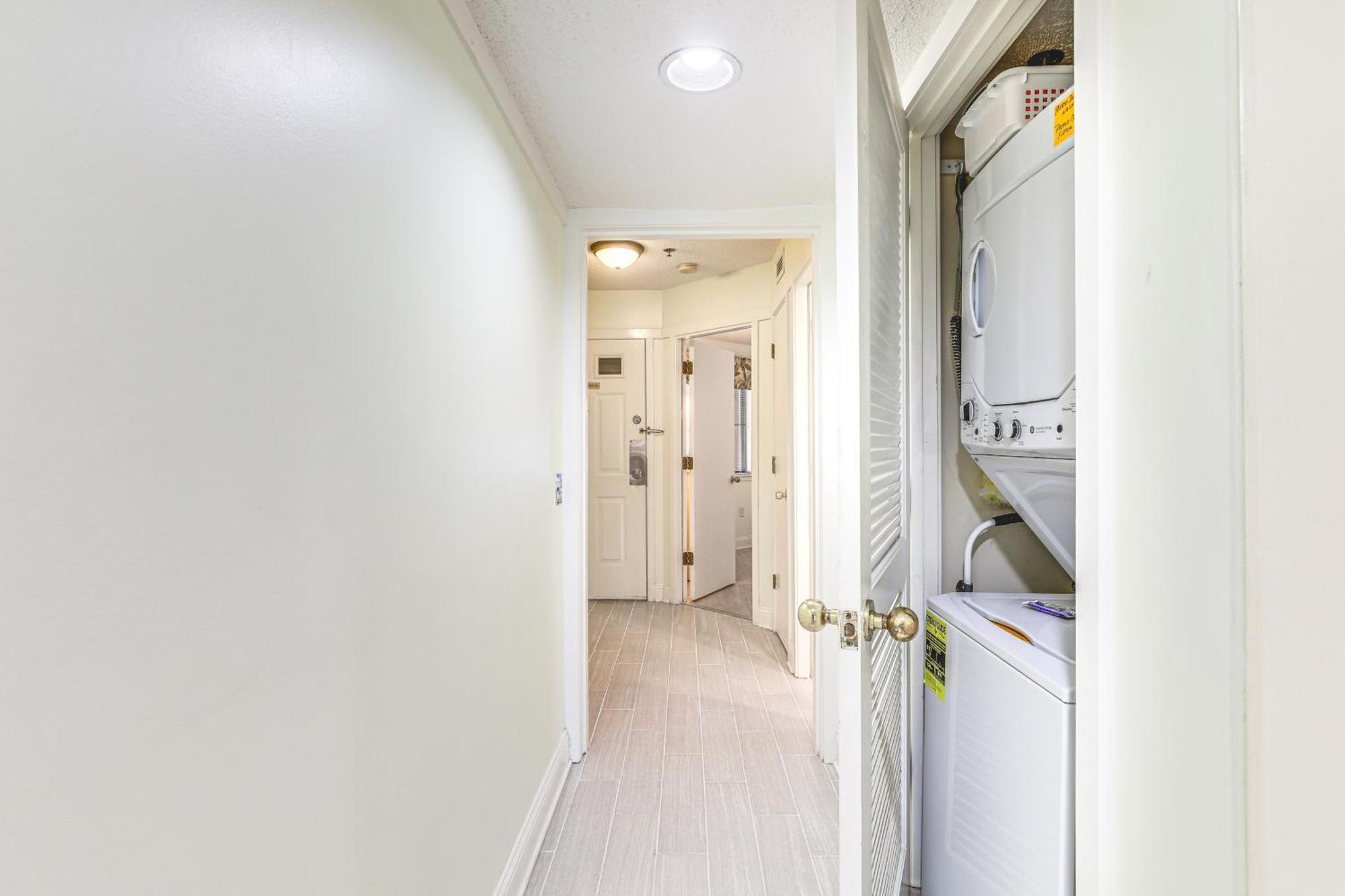 Apartment Beautiful Lakefront Short Walk To Beach! *