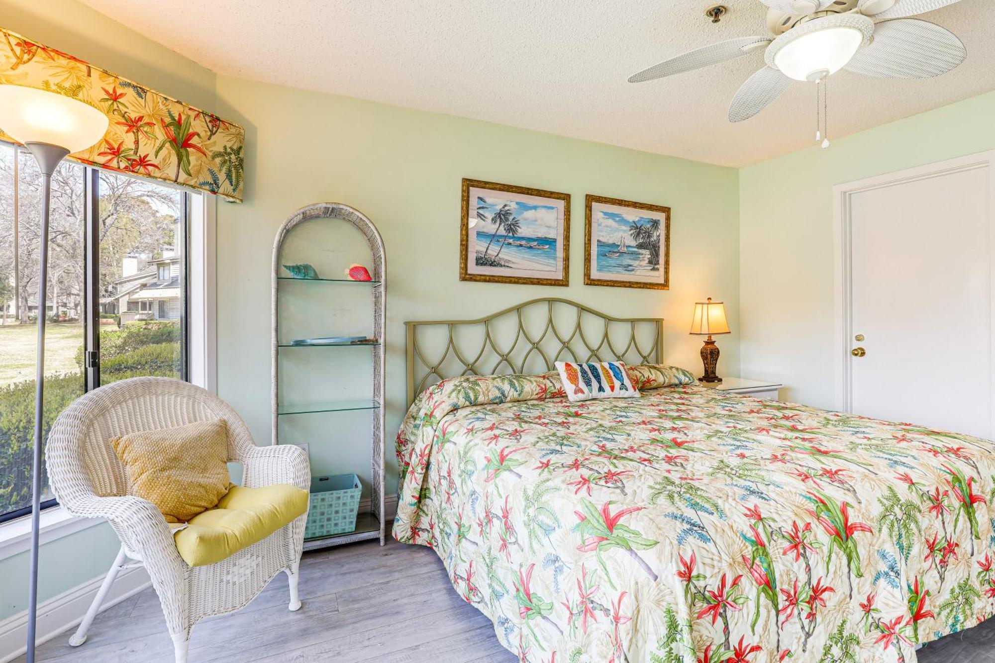 Beautiful Lakefront Short Walk To Beach! *