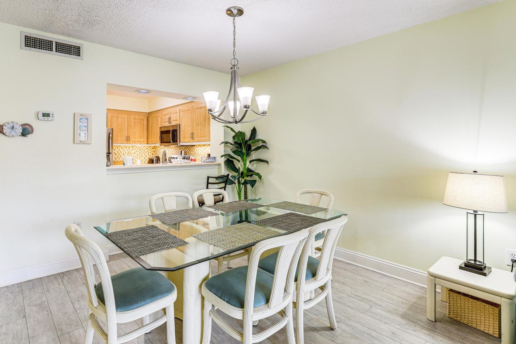 Apartment Beautiful Lakefront Short Walk To Beach!
