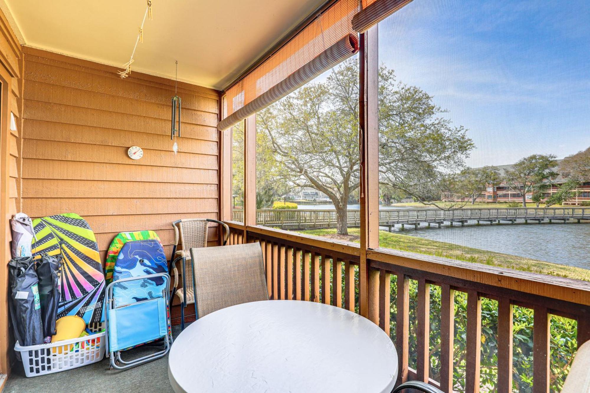 Beautiful Lakefront Short Walk To Beach! Apartment