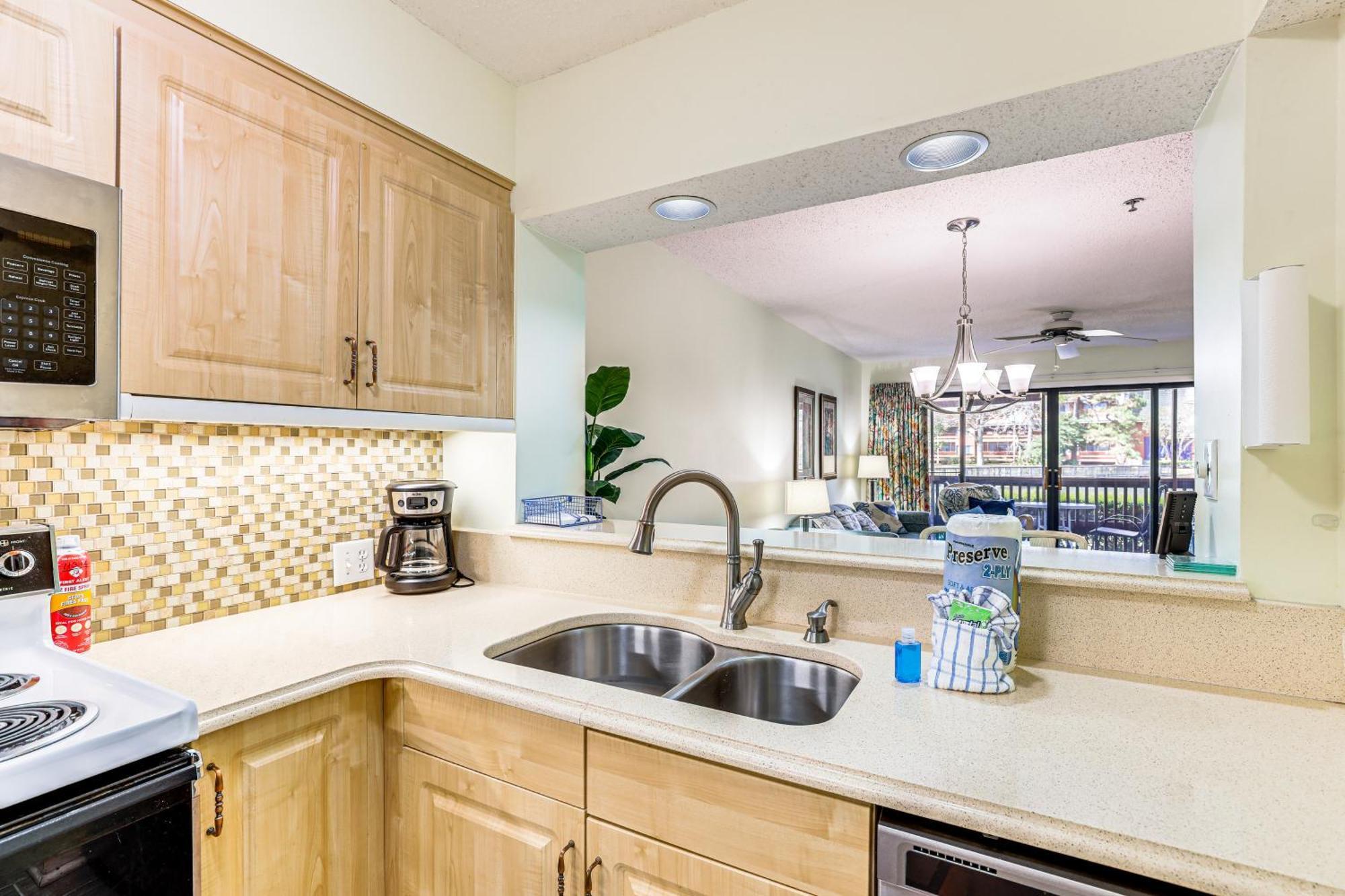 Apartment Beautiful Lakefront Short Walk To Beach!