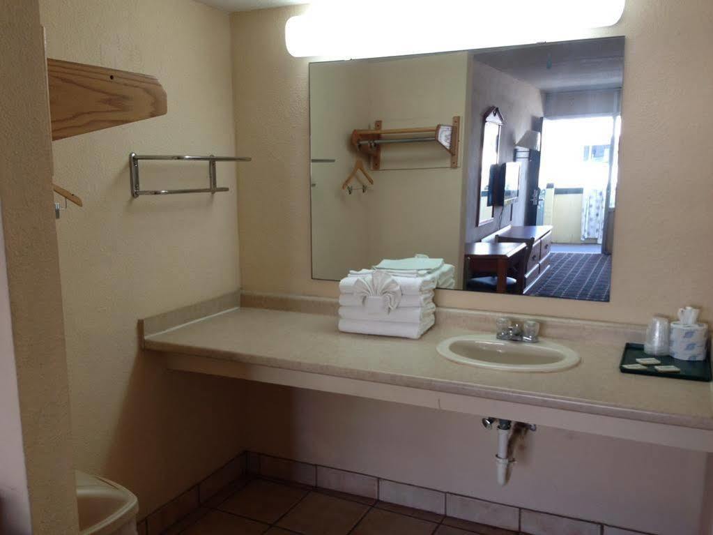 Happy Motel