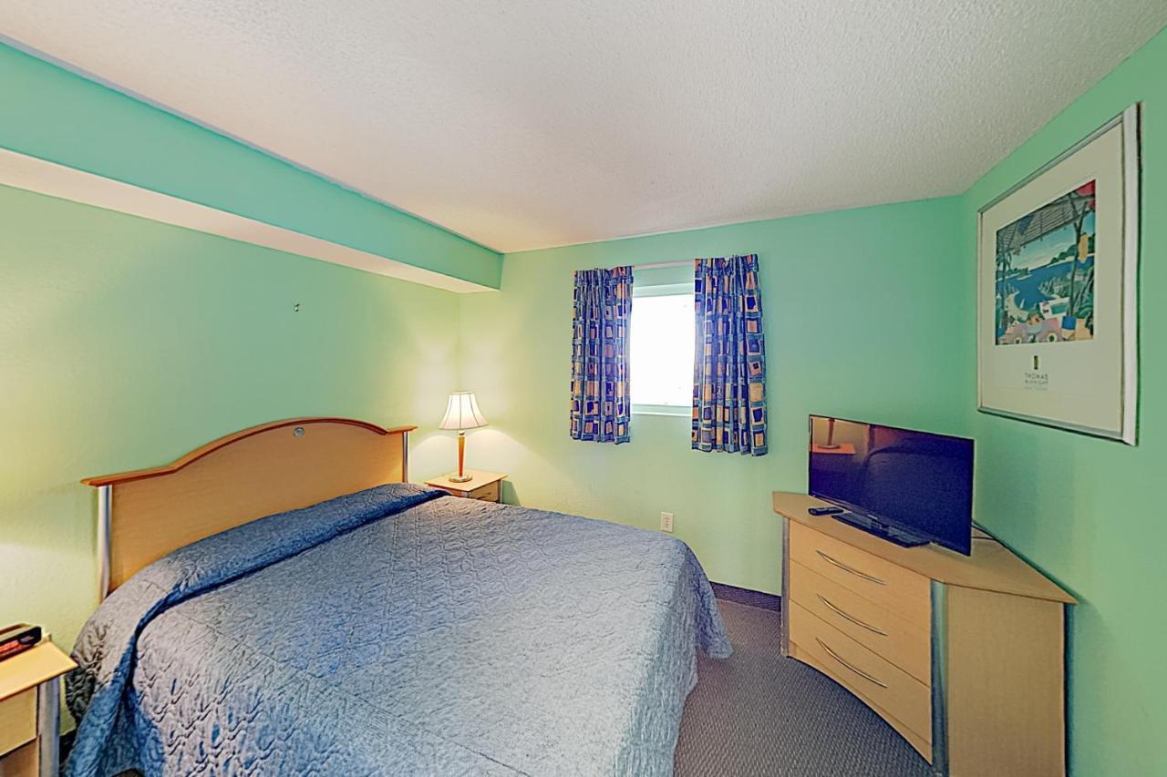 Apartment New Listing! Beachfront With Epic Amenities