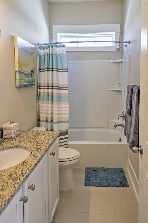Breezy Myrtle Getaway, 1 Block To Beach! Holiday home *