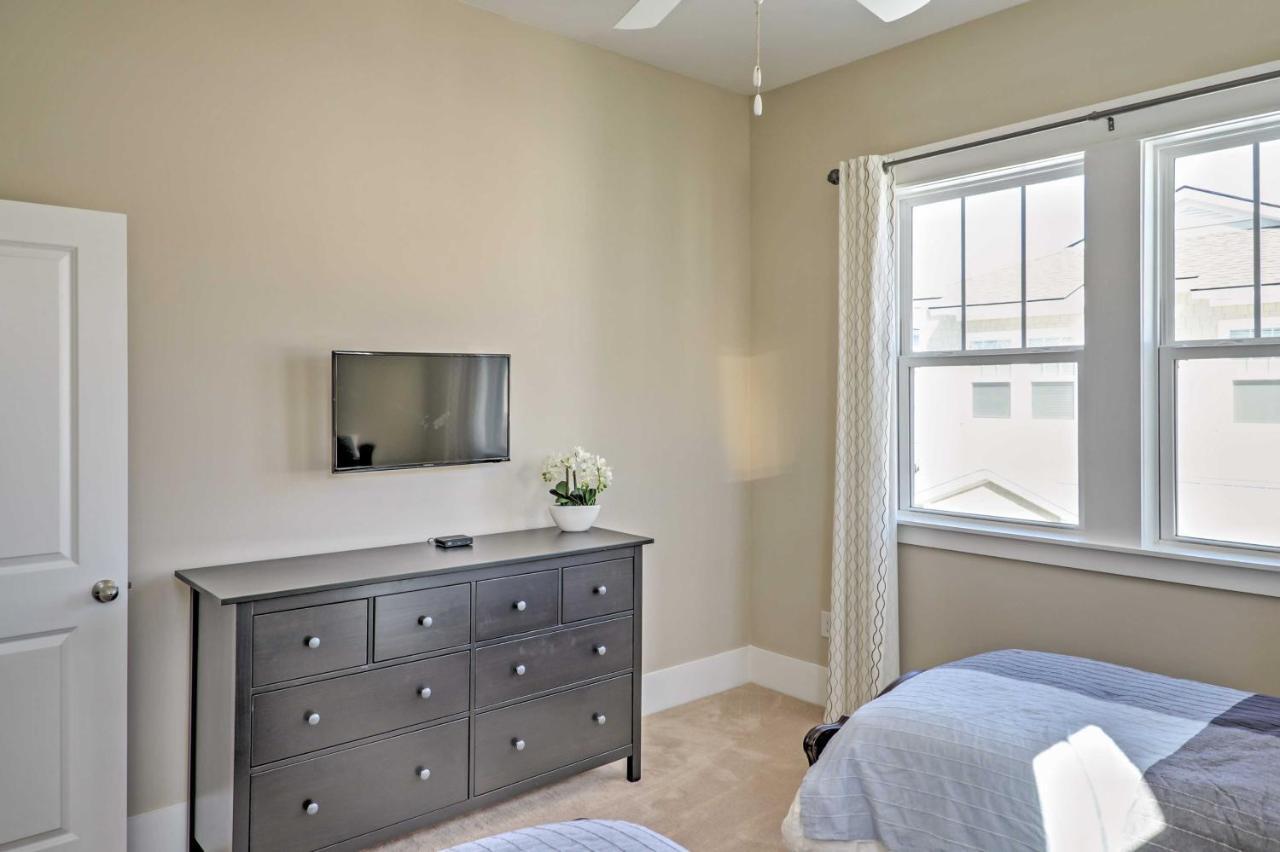 Breezy Myrtle Getaway, 1 Block To Beach! Holiday home *