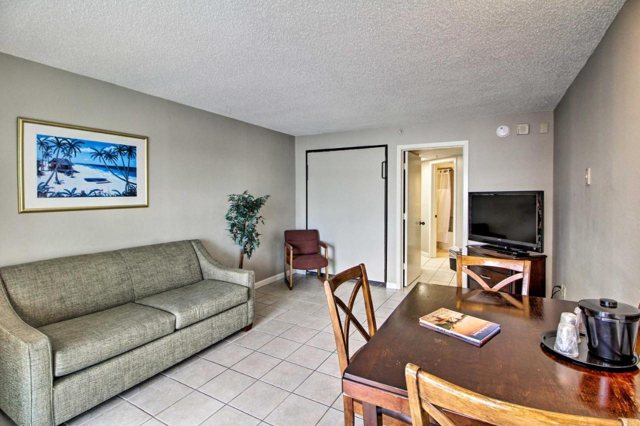 Sunny Beachfront Getaway With Balcony And Shared Pools Apartment *