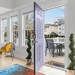 Charlie\'S Beach Retreat