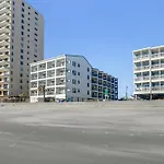 Cozy Beachfront Condo With Wifi, Views And Pool Access