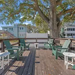 Treehouse Lodge Walk To Beach Pet-Friendly 303
