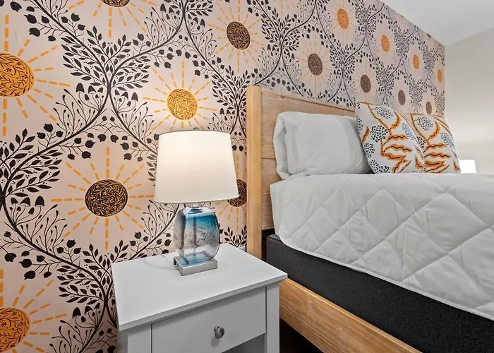 Treehouse Lodge Walk To Beach Pet-Friendly 303