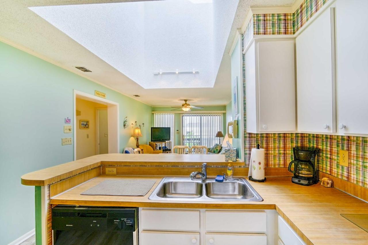 Myrtle Getaway With Pool - Walk To Beach! Apartment Myrtle Beach