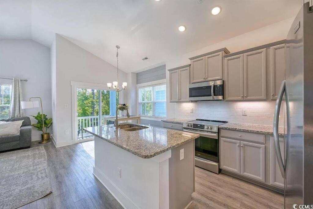 Brand New 3 Bed 2 And Half Bath, 4min Walk To Beach *