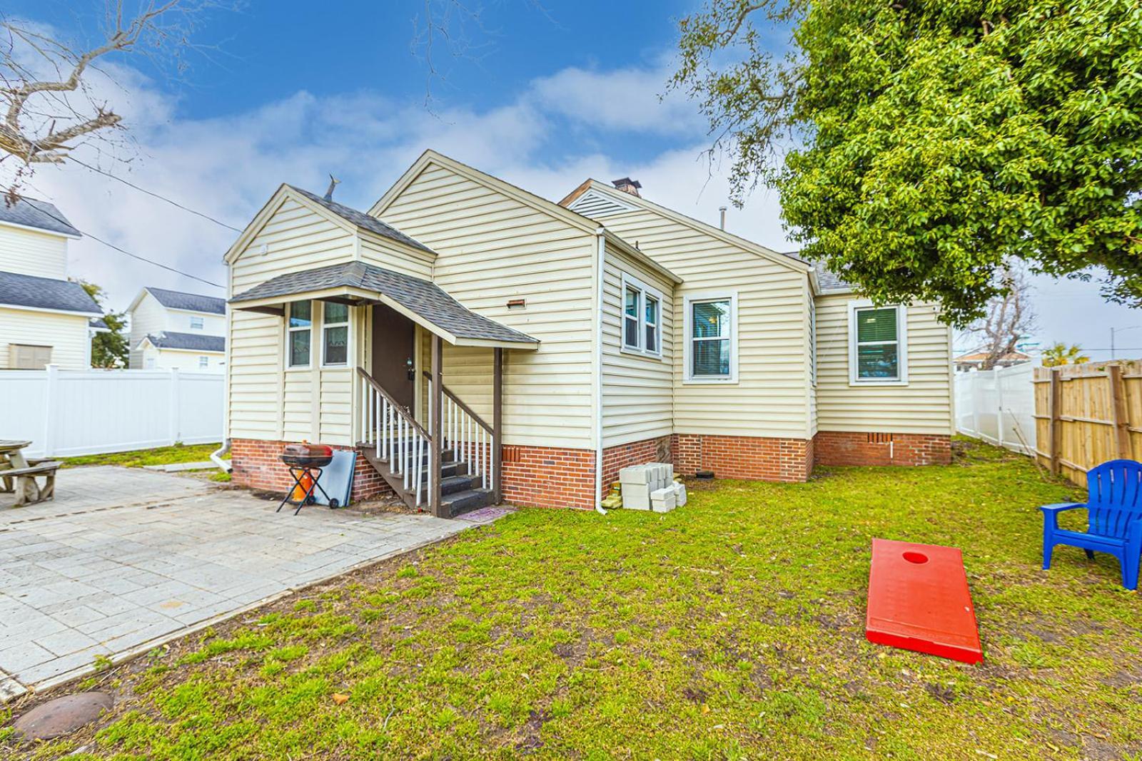 Holiday home ﻿charming Centrally Located Ocean View W Huge Private Yard, Patio, Firepit, & Bbq *