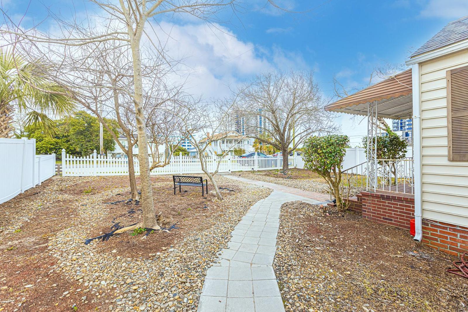 ﻿charming Centrally Located Ocean View W Huge Private Yard, Patio, Firepit, & Bbq *
