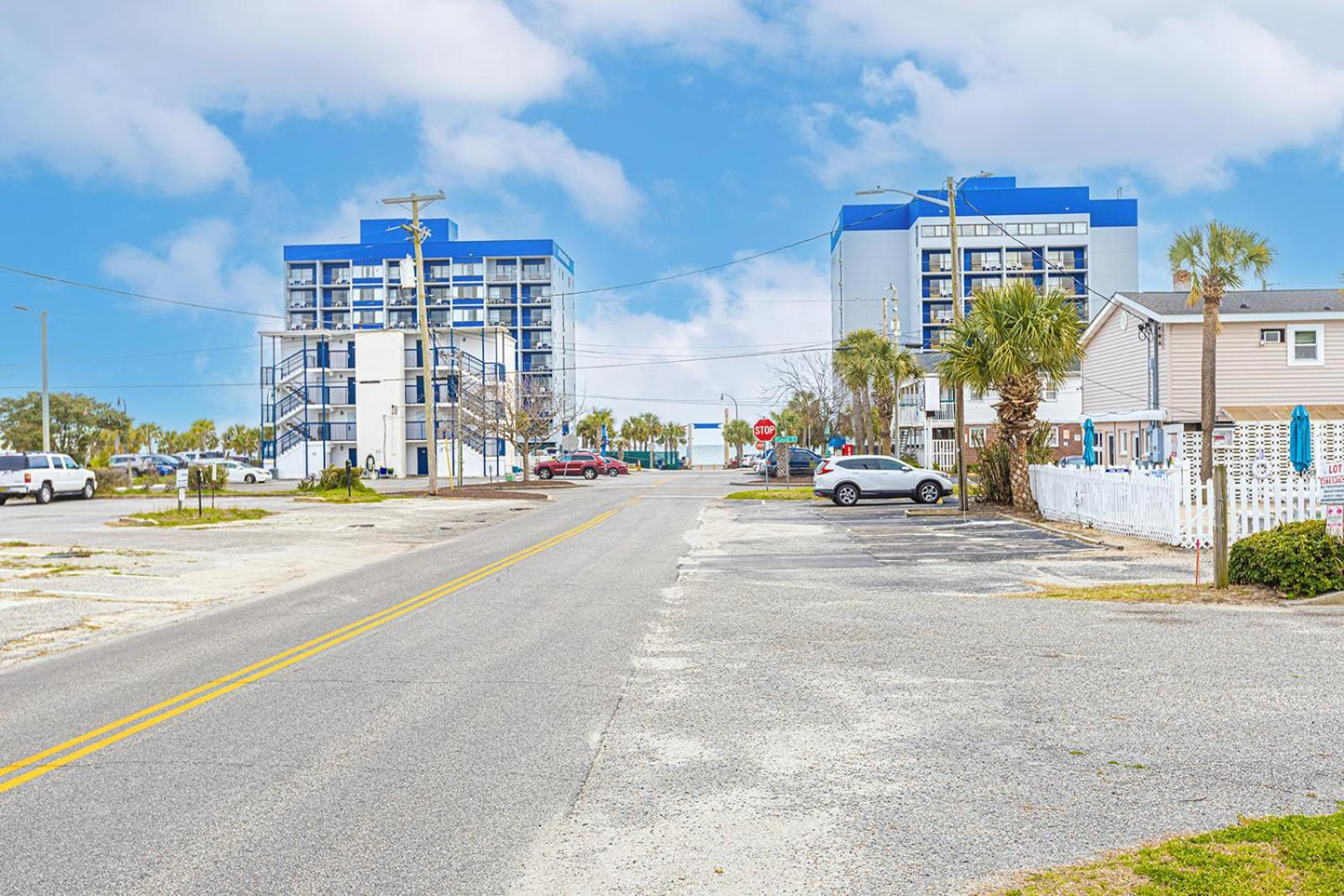 ﻿charming Centrally Located Ocean View W Huge Private Yard, Patio, Firepit, & Bbq Holiday home Myrtle Beach