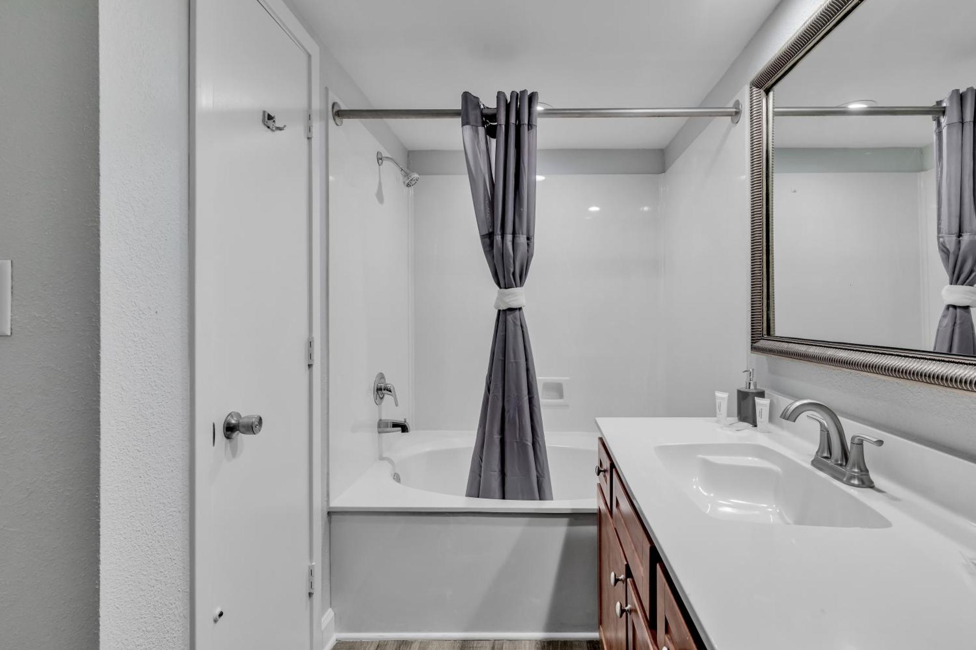 Ocean View 1br With Private Balcony *