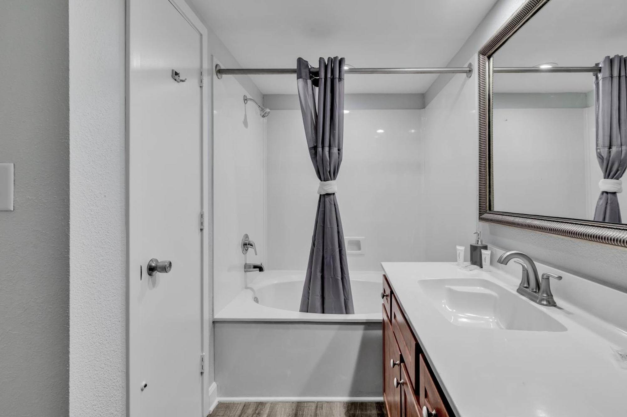 Ocean View 1br With Private Balcony *