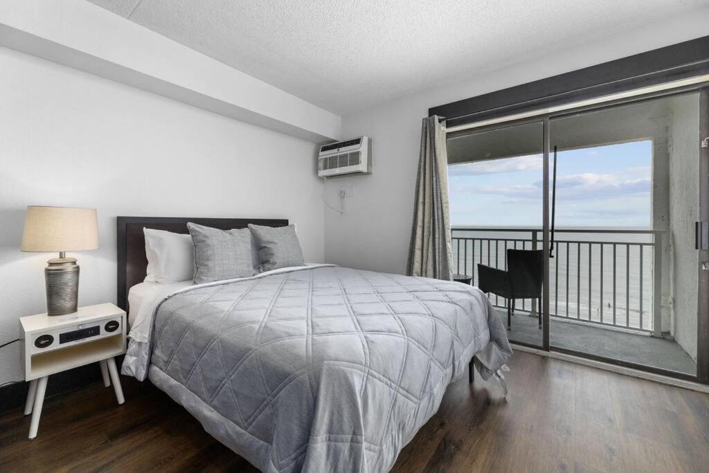 Direct Ocean Front Queen Suite! Sea Mist 21006 - Perfect For 2 Guests! Holiday home Myrtle Beach